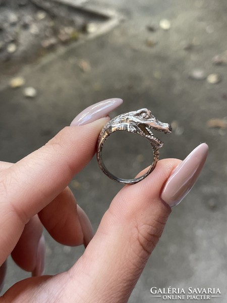 Silver ring depicting a crocodile
