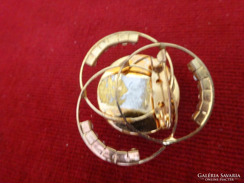 Bross, kitűző, arany keretben 3x6 apró kővel és vaj színű félgömbbel a közepén. Jókai.