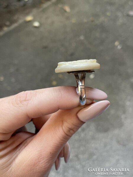 Silver ring with horse pattern mother-of-pearl decoration