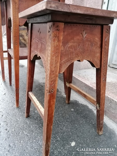 3 db régi fa lerakó asztal vésett mintával