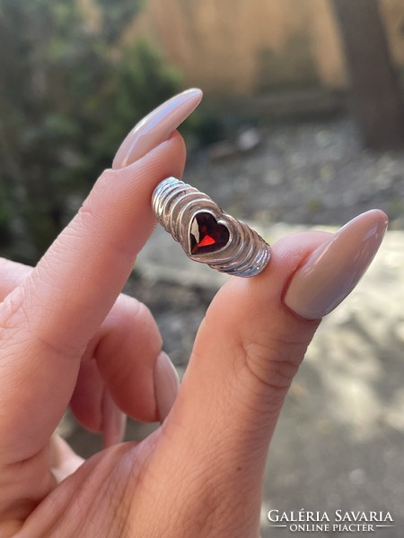 Ezüst gyűrű Vörös Szív alakú kővel