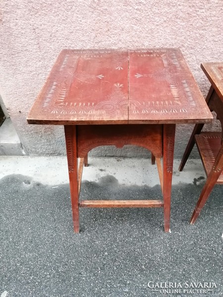 3 db régi fa lerakó asztal vésett mintával