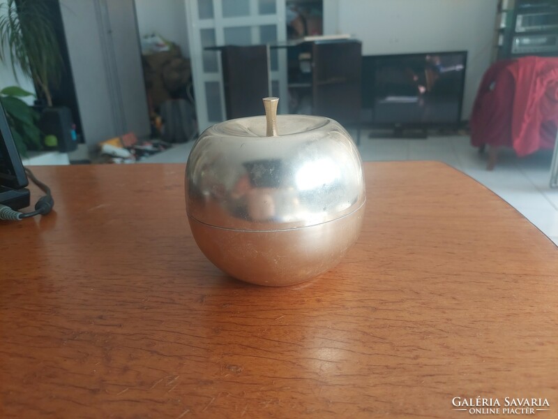 Retro table dis apple small glasses