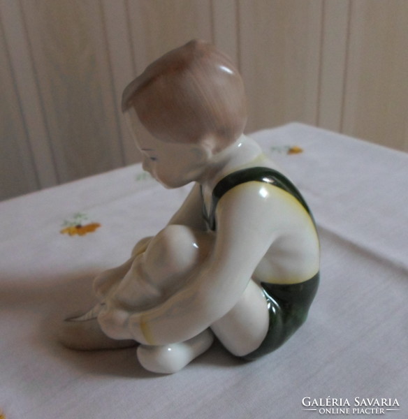 Retro nipp 15.: Aquincum porcelán öltözködő fiú, cipőt húzó kisfiú (sötétzöld nadrágos)