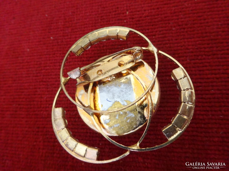 Brooch, pin, in a gold frame with a 3x6 small stone and a butter colored hemisphere in the middle. Jokai.