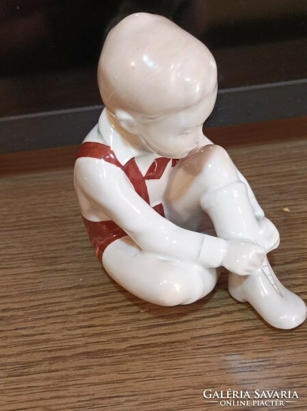 Aquincum porcelán figura / cipőt kötő fiú.