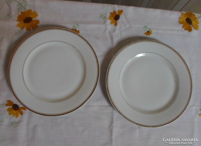 Cseh porcelán (MCP), aranyszegélyes fehér tányér 3. (kistányér; csehszlovák, Czechoslovakia)