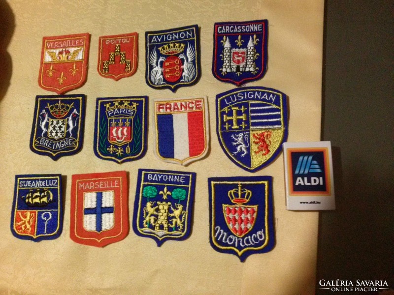 12 db felvarrható retró francia szuvenír címer: Avignon, Carcassonne, Marseille, stb.