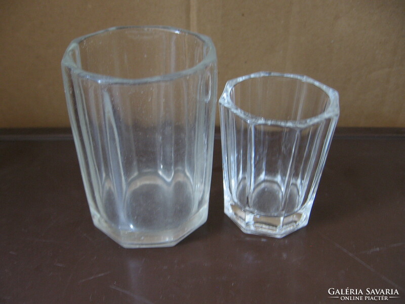 2 8-sided glass glasses are sold together