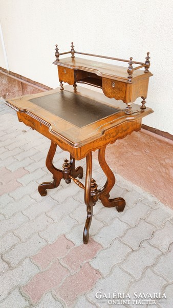 Antik női térbe rakható íróasztal az 1800-as évekből, valódi arany festéssel