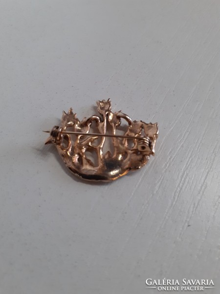 Gold-plated flower-shaped brooch pin with safety switch