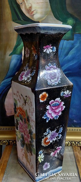 Nagyobb festett keleti porcelán váza