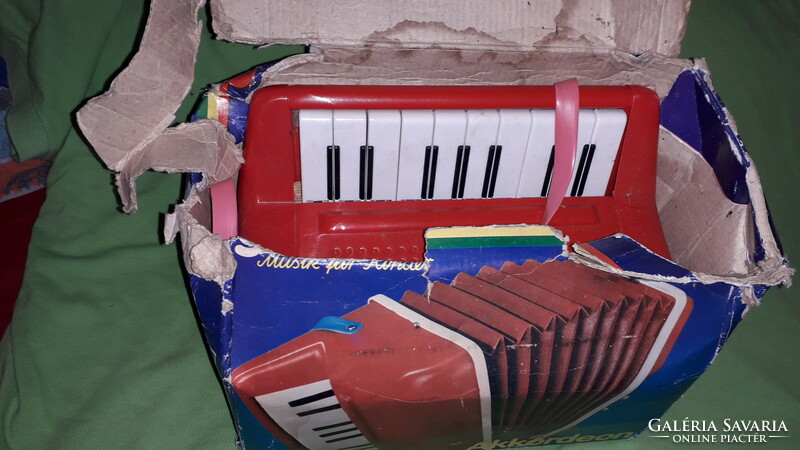 Retro műanyag működő játék kisebb papírsípos német tangóharmonika a képek szerint
