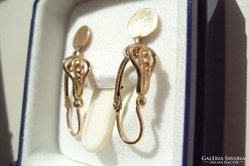 14-carat gold pendant earrings with a shiny small pendant.