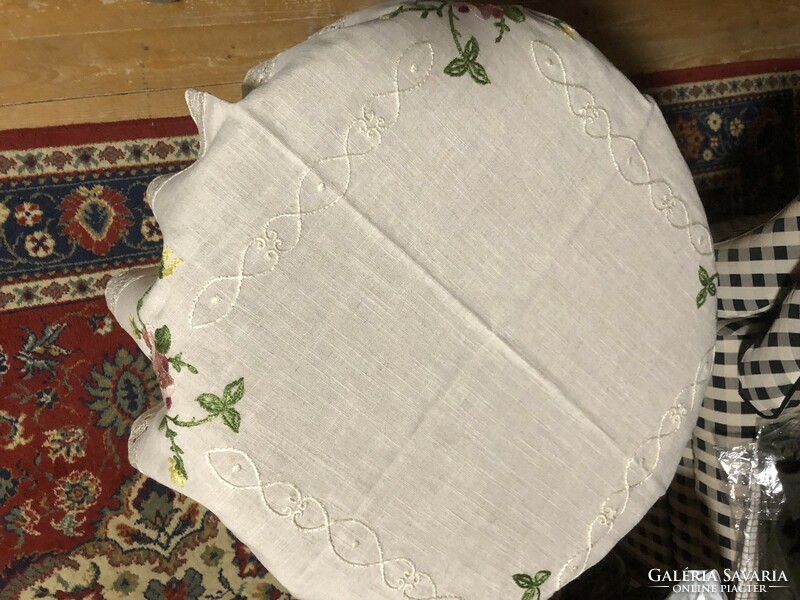 100% Handmade. Embroidered linen tablecloth with lace knitted in a circle