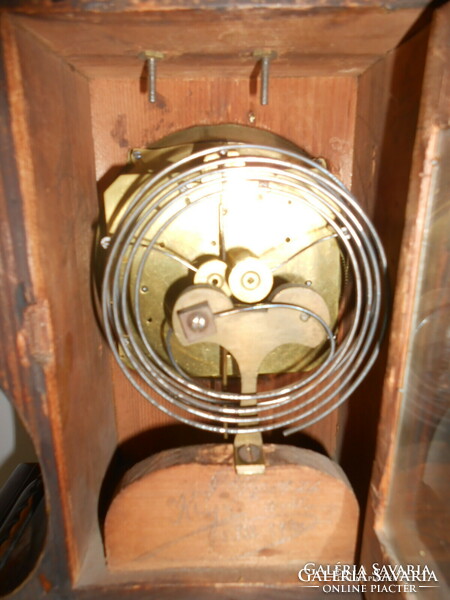 Table clock with a quarter strike mechanism