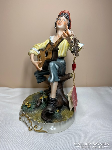 Capodimonte olasz porcelán zenélő fiú gitárral 25cm