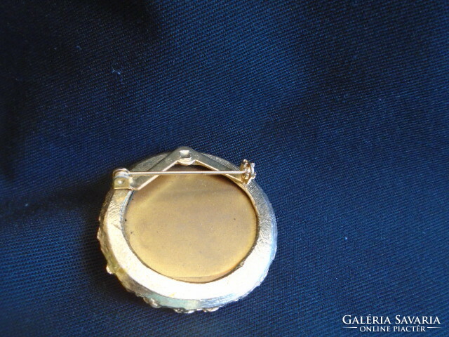 Old brooch in beautiful aesthetic condition, very showy piece of jewelry