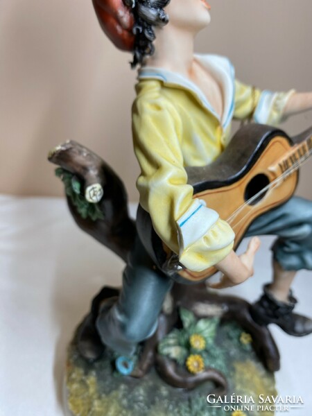 Capodimonte olasz porcelán zenélő fiú gitárral 25cm