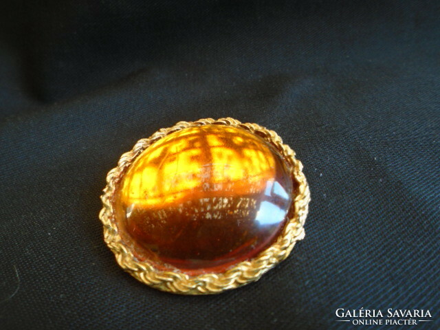 Old brooch in beautiful aesthetic condition, very showy piece of jewelry