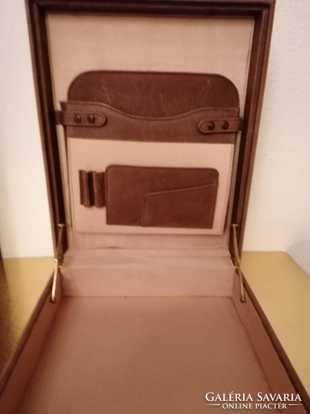 Lockable leather briefcase