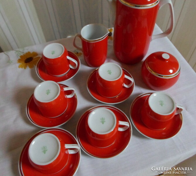 Hollóházi porcelán, piros kávéskészlet (mokkás készlet): kanna, kiöntő, csészék, csészealj