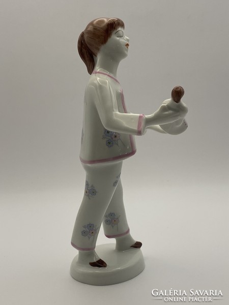 Hollóházi porcelán figura - Lány babával 2.