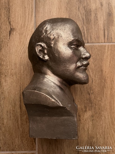 Lenin bust (1970s-1980s), Lenin relief (1950s), 34 badges (1960s-1970s)