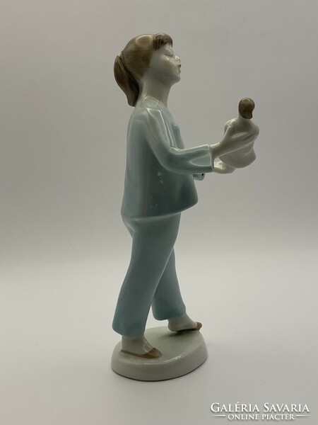 Hollóházi porcelán figura - Lány babával