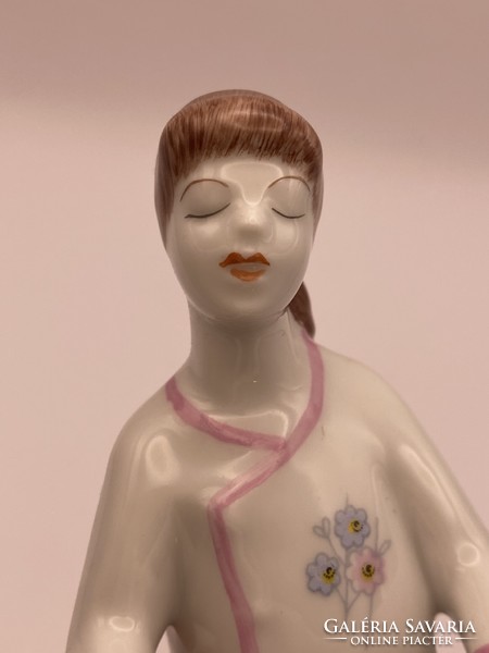 Hollóházi porcelán figura - Lány babával 2.