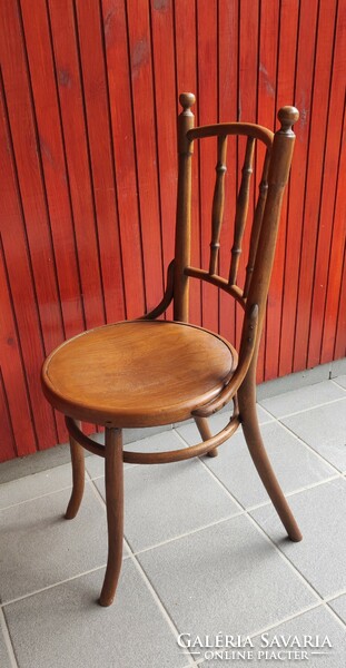 Pálcás thonet székek intarziás ülőfelülettel