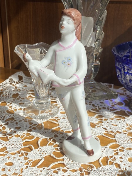 Hollóházi porcelán figura - Lány babával 2.