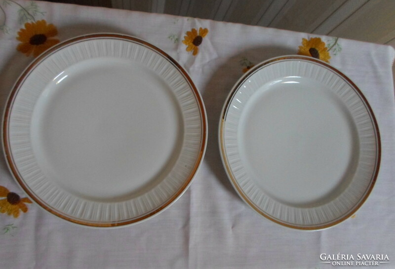 Alföldi Porcelán, aranyszegélyes fehér tányér 7. (bordázott, lapos)