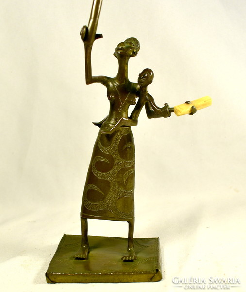 African woman with child - tools ... Interesting bronze statue with patina