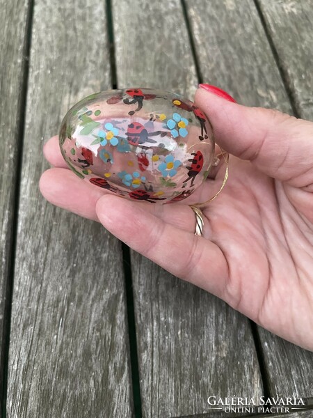 Kézzel festett húsvéti üvegtojás, zománcfestett katica mintával