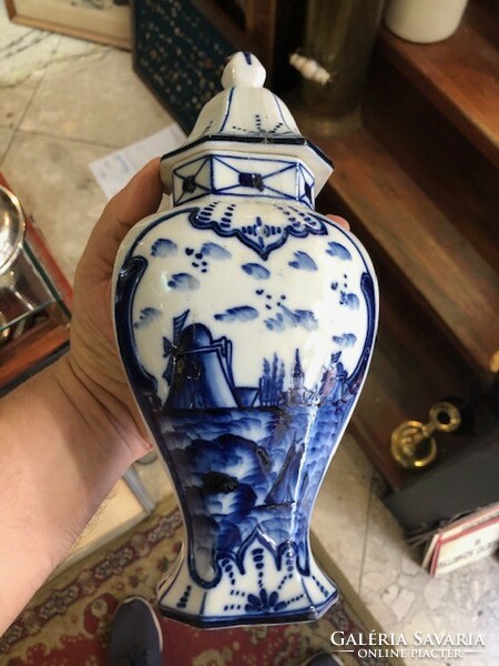 Delfti porcelán fedeles váza, 35 cm-es magasságú.