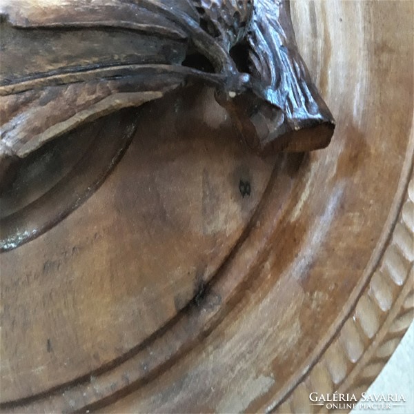 Wood carving with an oak pattern