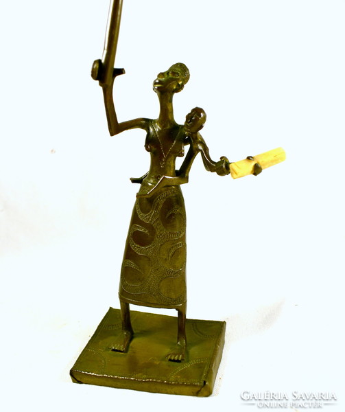 African woman with child - tools ... Interesting bronze statue with patina