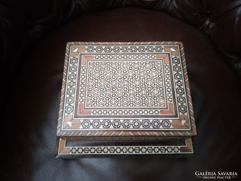 Inlaid, shell-inlaid wooden cigarette box with music