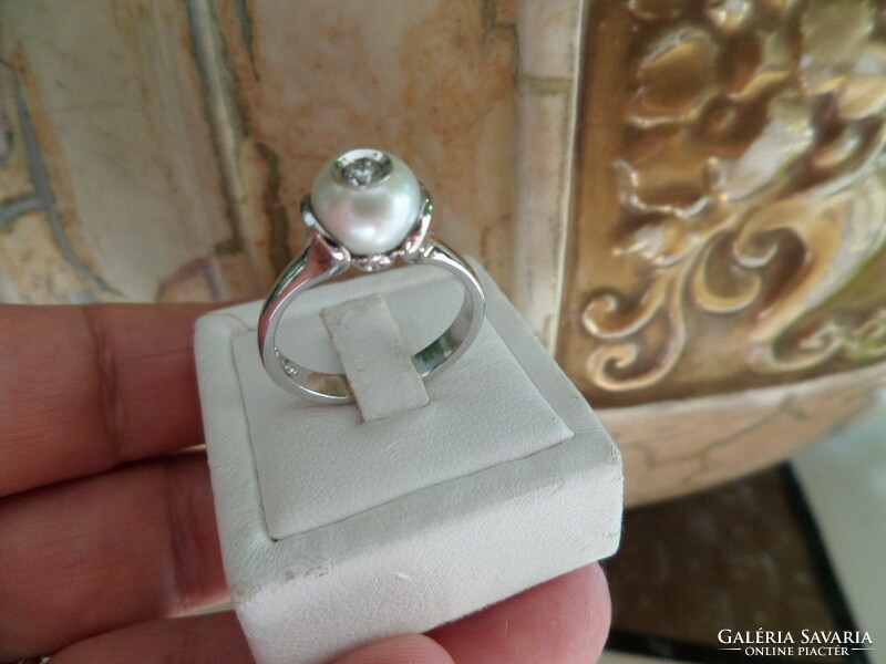 Galatea fehér arany gyűrű gyöngybe foglalt briliánssal