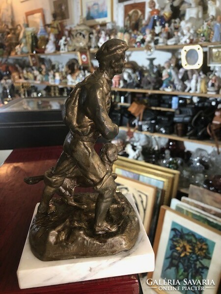 Vadász szobor bronzból, XX. század eleji, 17 cm-es magasságú.