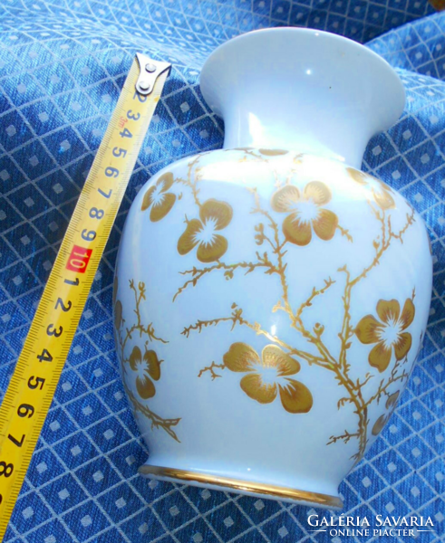 Hollóházi porcelán,  váza. -aranyszínű keleties  minta. 17 cm magas