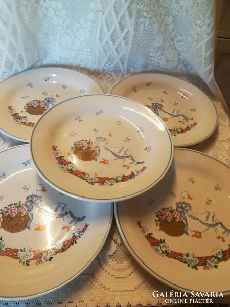 Thick porcelain flat plate with goose decoration