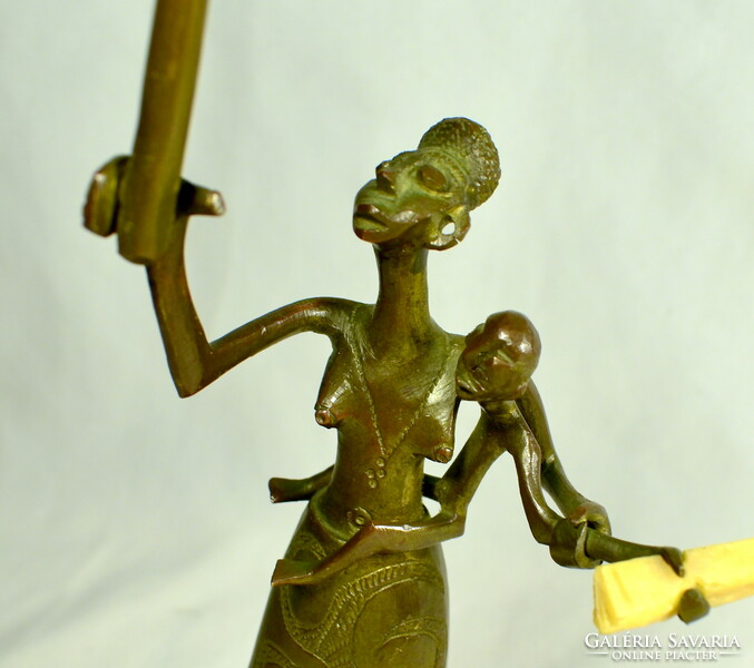 African woman with child - tools ... Interesting bronze statue with patina