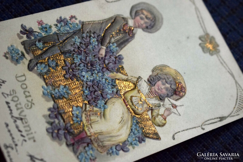 Antik dombornyomott  litho üdvözlő képeslap kisleány kisfiú arany kosár nefelejcs 4levelű lóhere