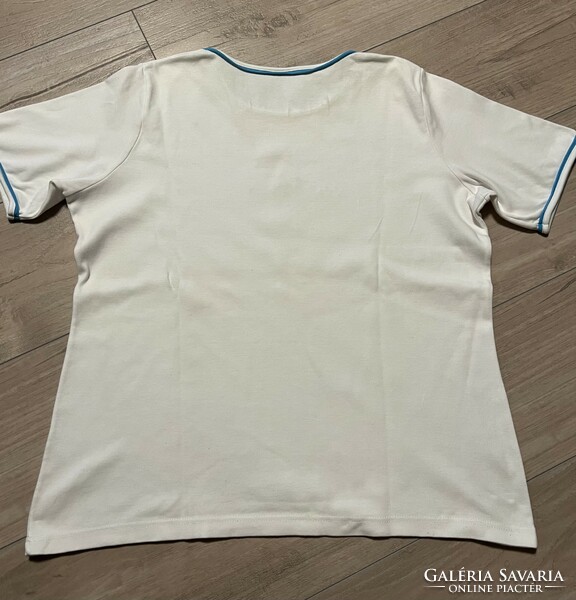 Women's white organic cotton top, T-shirt, with a discreet shell pattern m