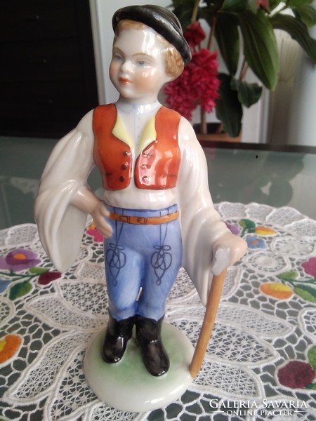 Herend porcelain lad in a black hat with a degree, a very rare figure from 1941!