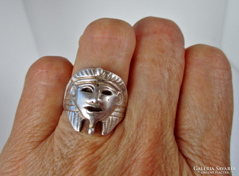 A special pharaoh's head silver ring