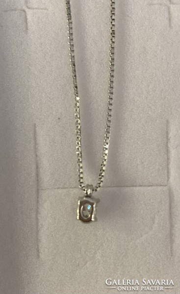 18K white gold necklace with diamonds!