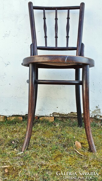 Antique thonet chair. With a beautiful seat. In condition to be renovated.